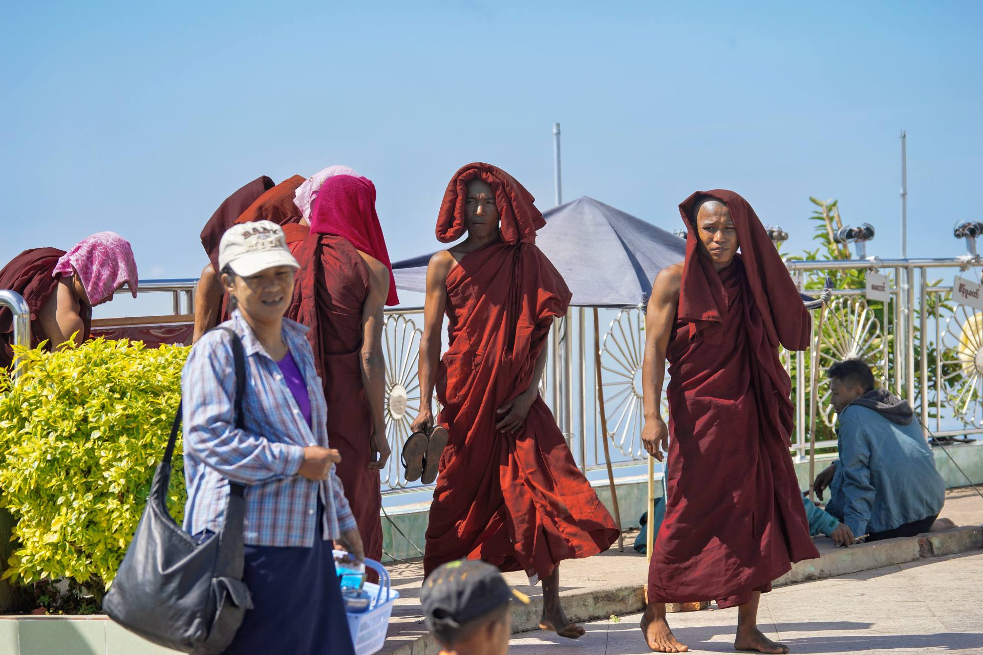 Buddhistische Mönche besuchen den Goldenen Felsen.